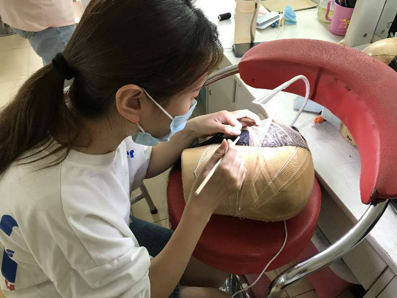 化妆专业学生进行毛发制作，一周完成一个作品