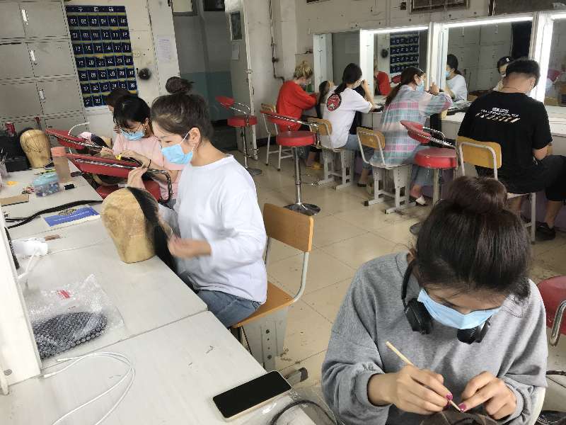 化妆专业学生进行毛发制作，一周完成一个作品